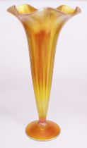 Louis Comfort Tiffany (1848 New York 1933), Glasvase, hohe Trompetenform mit gewelltem Mündungsrand,