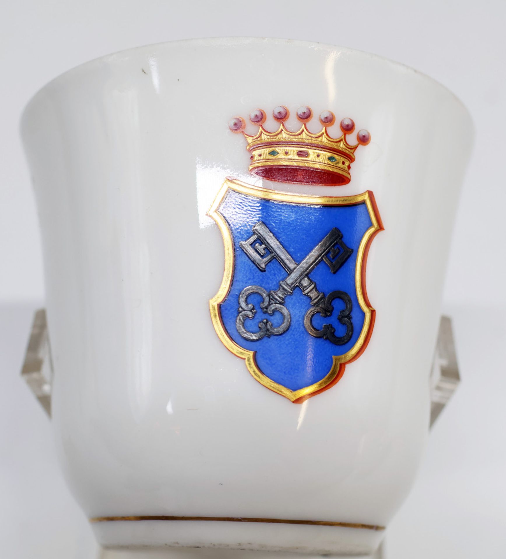 3 Tassen mit Wappen: Wappen mit Krone und gekreuzten Schlüsseln, Wappen mit Krone und Symbol, - Image 6 of 10