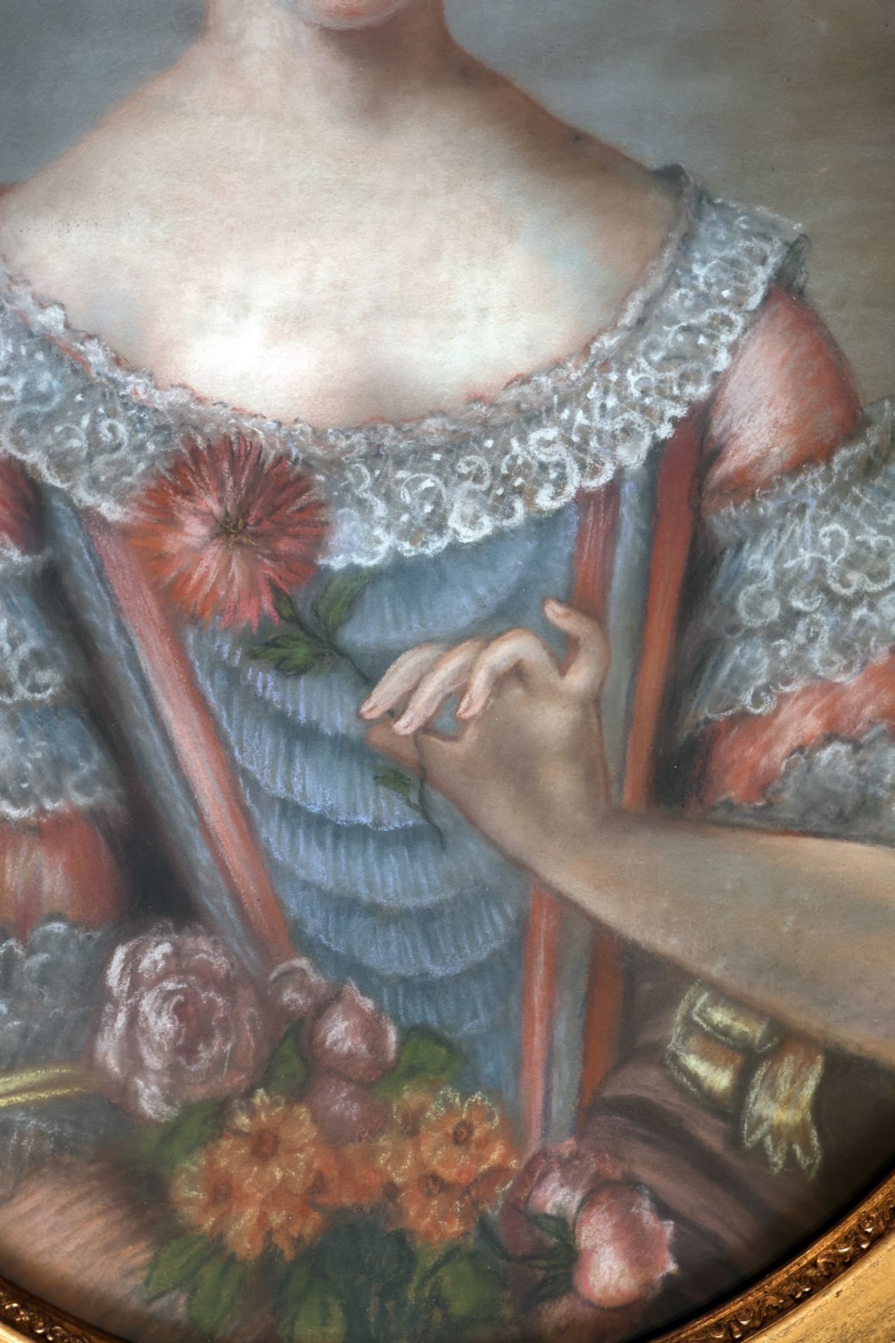 Potrait einer unbekannten Schönheit mit prunkvollem Kleid und Blumen in der Hand und im Haar, - Image 3 of 5