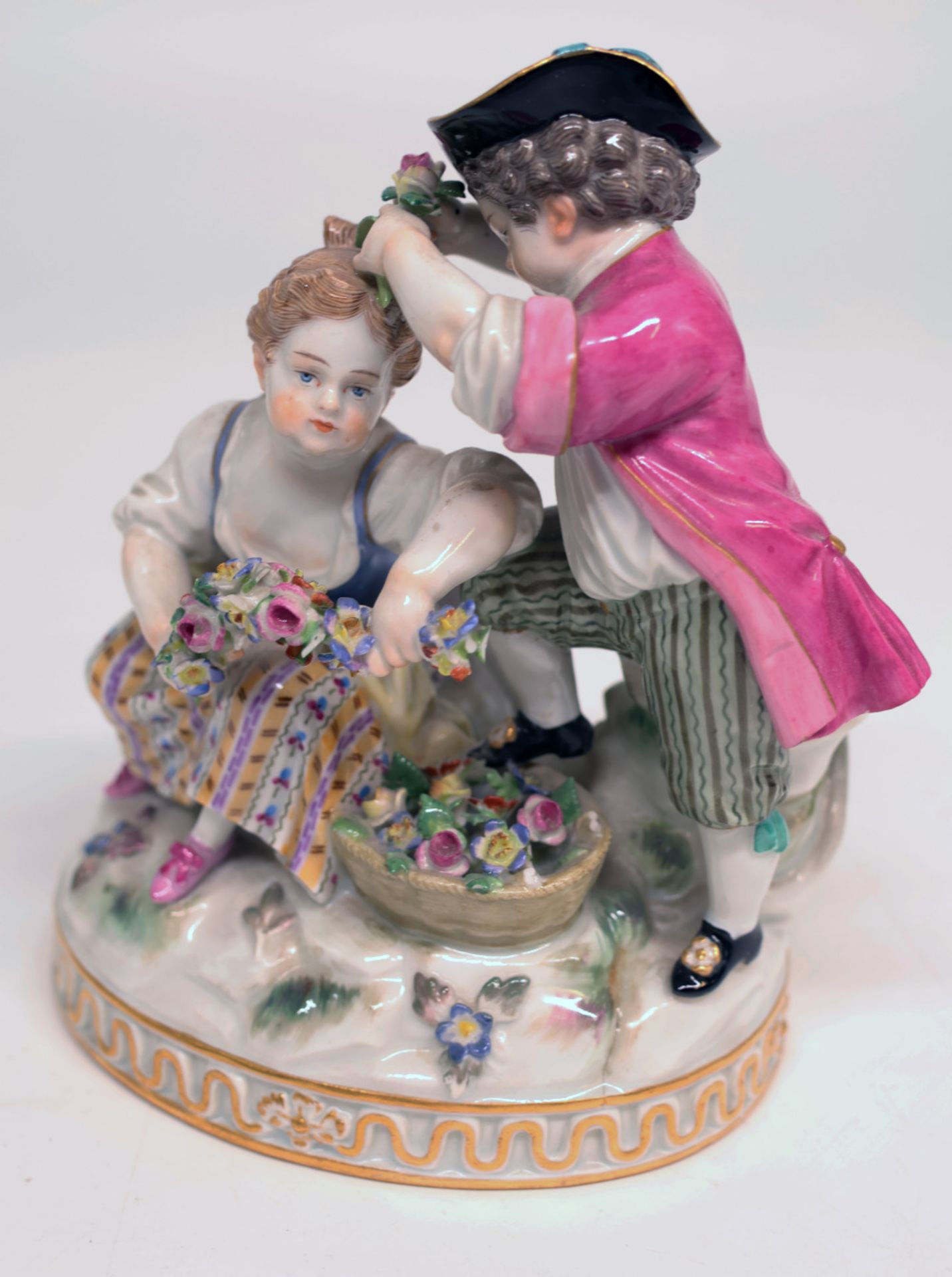 Meissen, zwei Figurenpaare; Allegorie Frühling und Herbst: Mädchen mit Girlande und stehendem Galan, - Image 4 of 12