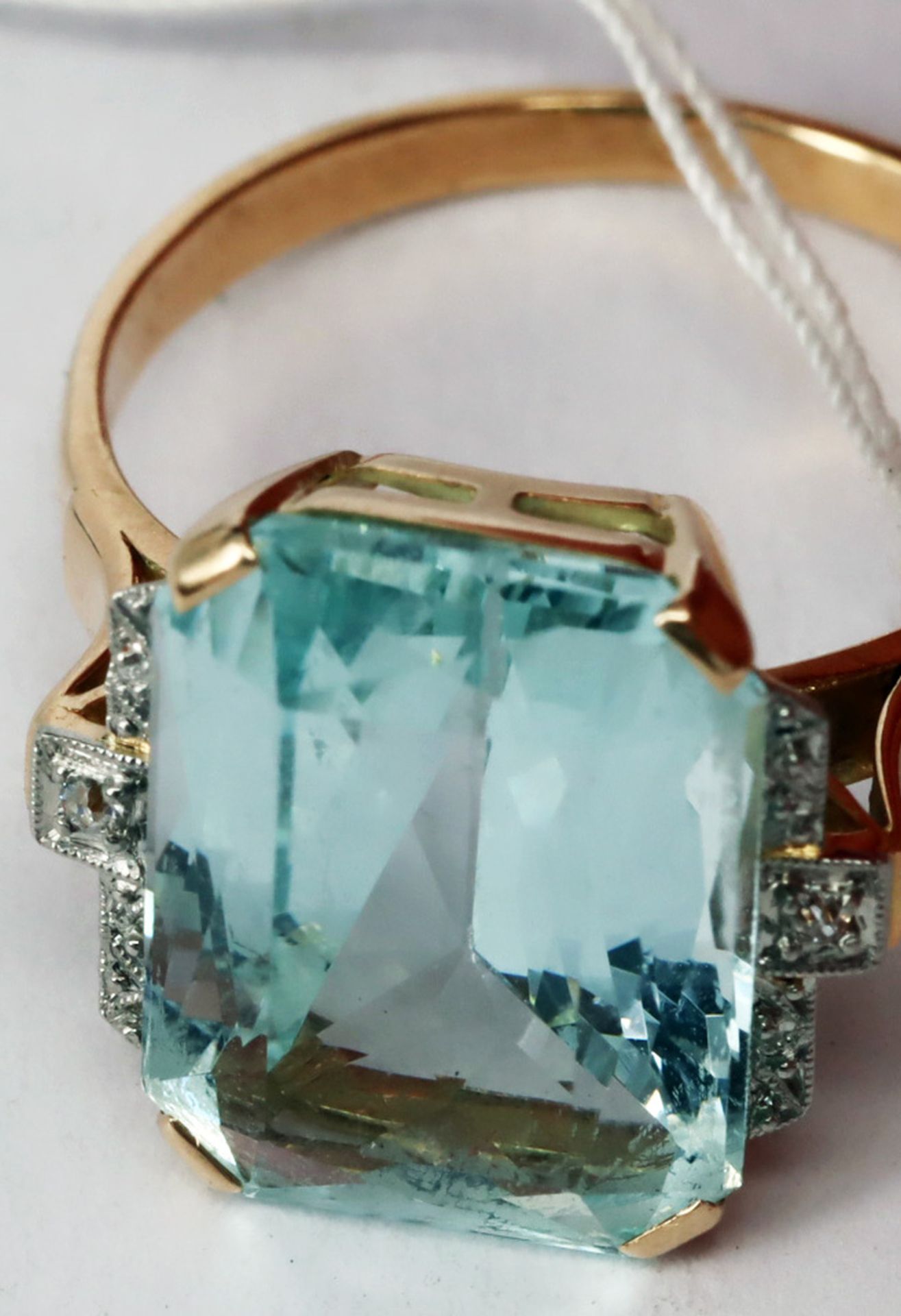Ring, 585er GG, mit großem Aquamarin ca. 9 ct, seitlich mit Diamanten gefasst, Altersspuren, RG56 - Image 3 of 5