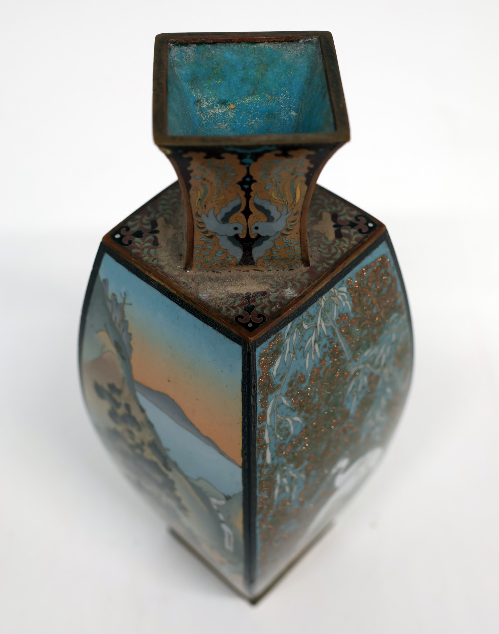 Asien, frühe Cloisonné Vase mit feinen Landschafts- und Vogelmotiven, interessante, kantige Form, - Image 3 of 11