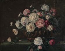 Münchgesang, Blumenstillleben: Arrangement aus rosa und weißen Pfingstrosen vor dunklem Hintergrund,