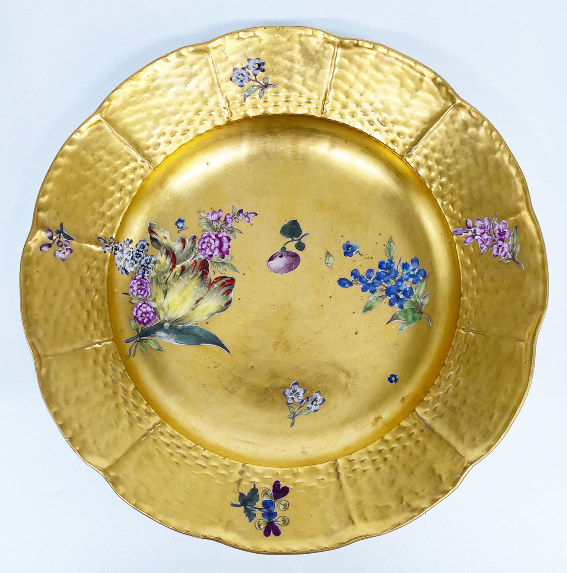Meissen, Teller mit Goldfond und bunten Blumen, Mitte 18. Jh., Schwertermarke Meißen, D 22,5 cm,