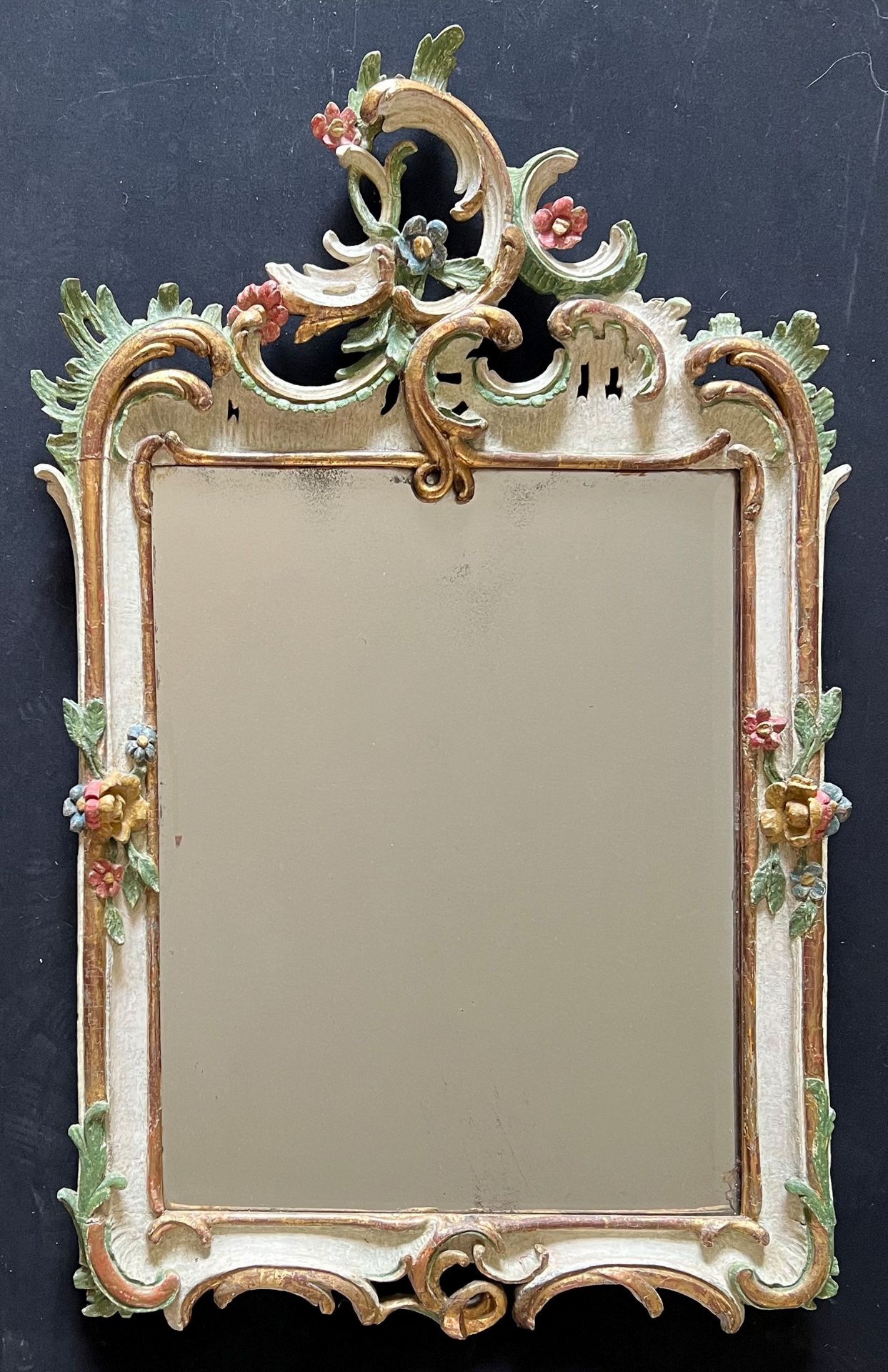 Spiegel mit Rankenornamentik, Blättern und Blüten, Holz, farbig gefasst, facettiertes Glas,