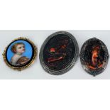 Konvolut von drei Broschen: Miniatur, Frauenbildnis nach Tizian, 5,5 x 4,5 cm, Brosche in Silber,
