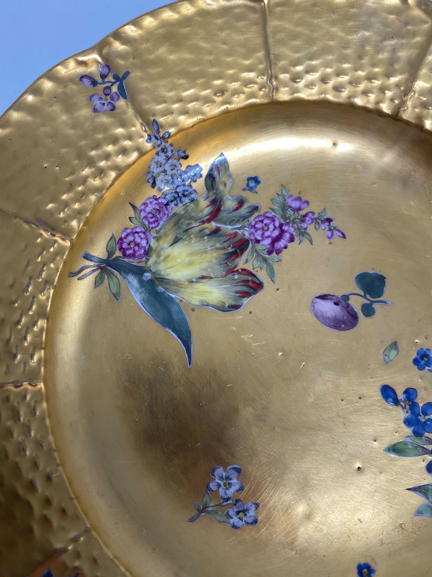 Meissen, Teller mit Goldfond und bunten Blumen, Mitte 18. Jh., Schwertermarke Meißen, D 22,5 cm, - Image 2 of 5