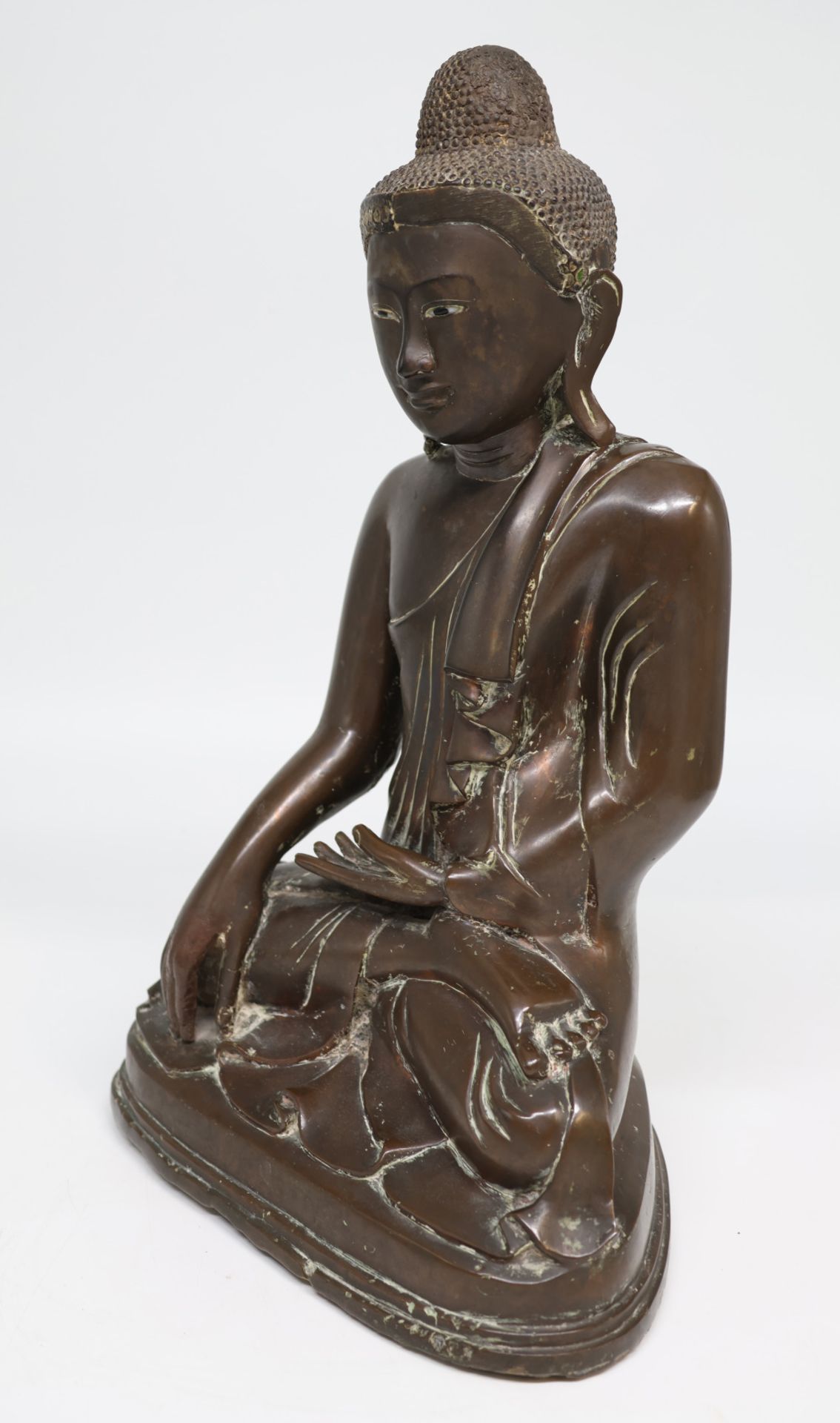 Buddha Shakyamuni. Bronze. Birma, Mandalay, um 1900. Stirnband teils besetzt mit Spiegelglassteinen, - Image 5 of 7
