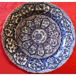 China, 19. Jh., großer Teller mit reichem, blau-weißem Dekor Blumen und Ornamentik, unterseitig