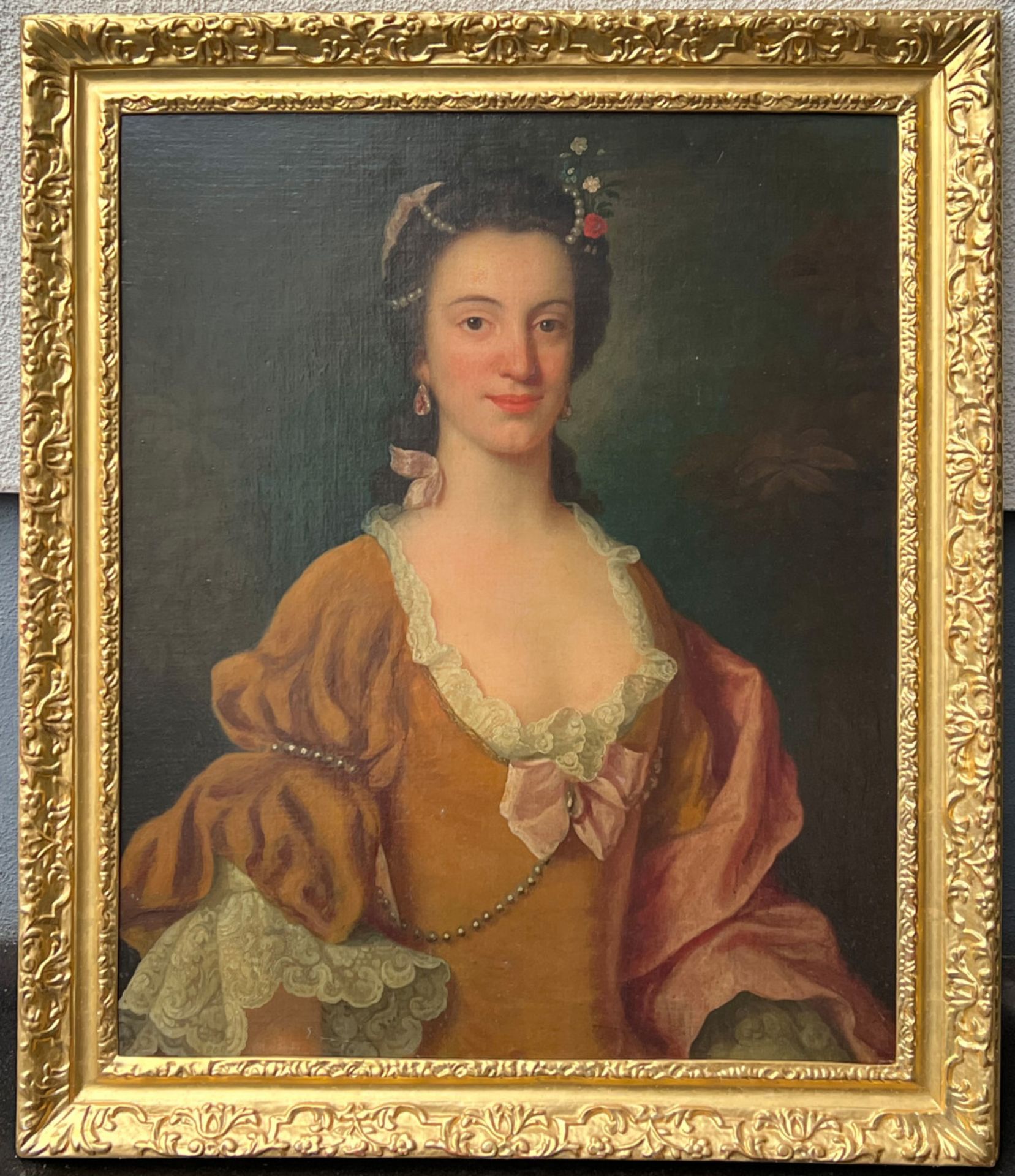England, unbekannter Künstler, 18. Jh., Portrait einer schönen Frau mit dunklem, Perlen verziertem - Bild 6 aus 13