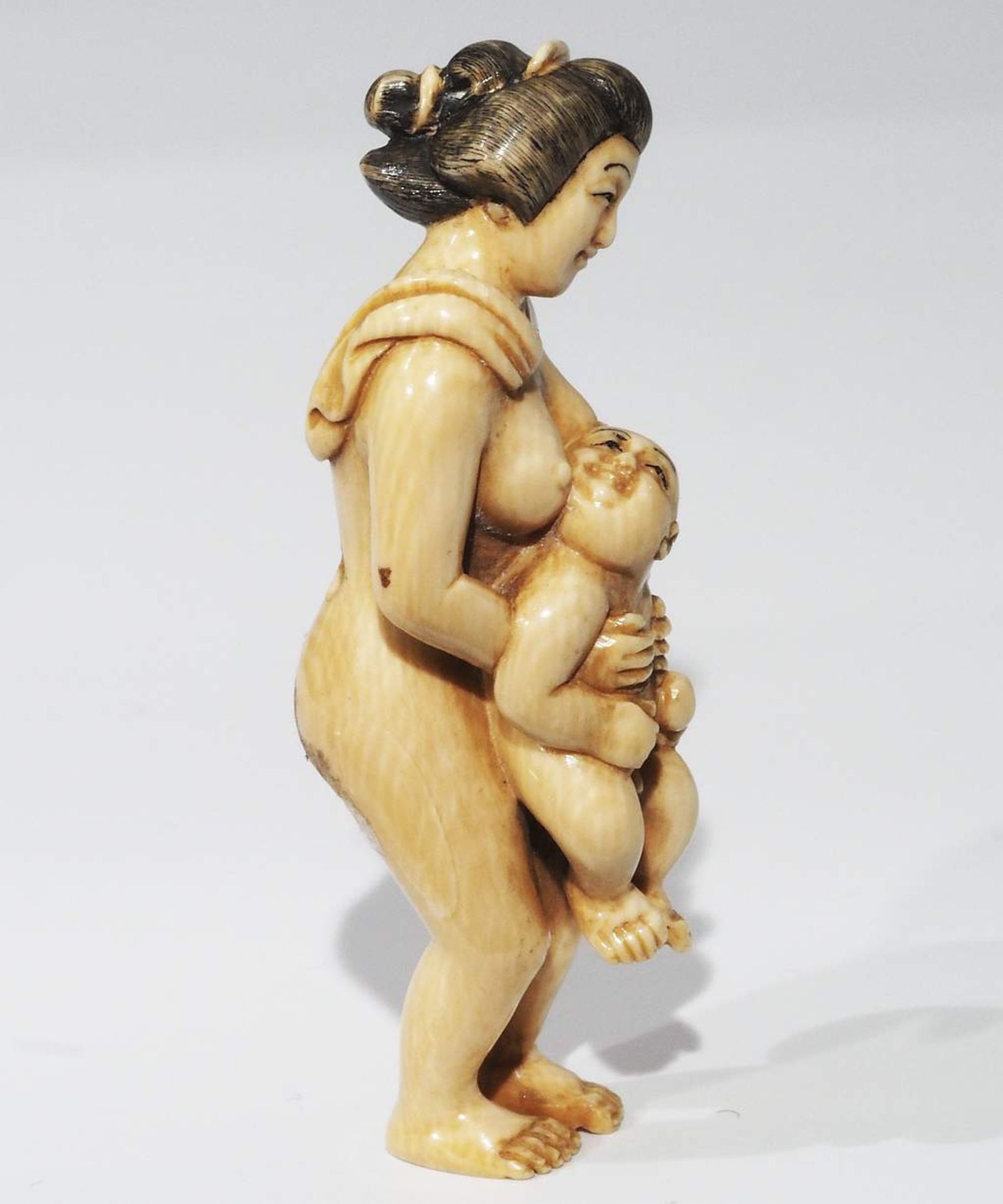Netsuke, kleine Schnitzfigur, Japan. Erotika, Frau mit Kleinkind. - Bild 3 aus 7
