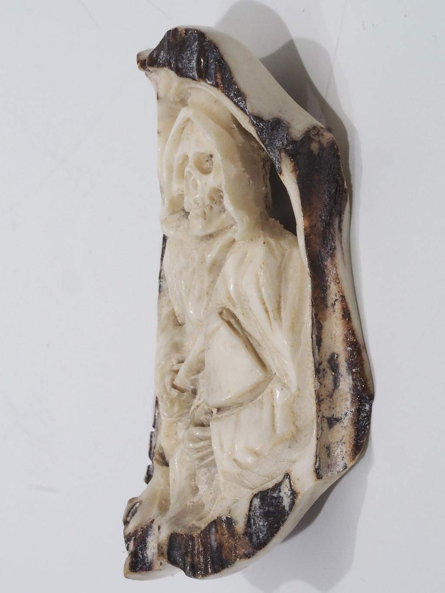 Netsuke, Schnitzfigur "Tod mit Axt", im Relief gearbeitet aus Hirschhorn - Bild 3 aus 5