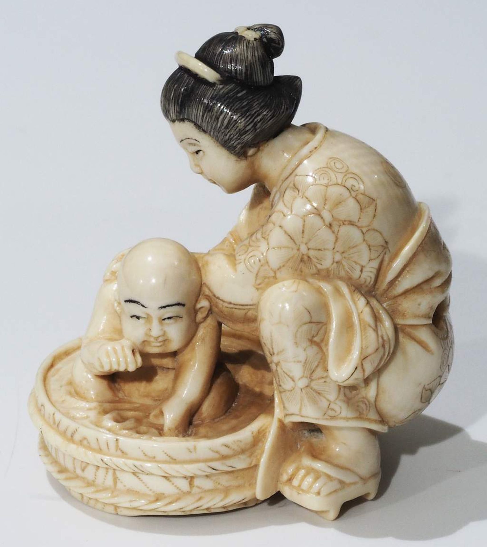 Netsuke, kleine Schnitzfigur Japan. "Mutter mit Kind im Waschzuber". - Bild 3 aus 8