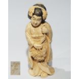 Netsuke, kleine Schnitzfigur Japan. "Frau mit Handtasche im Kimono".