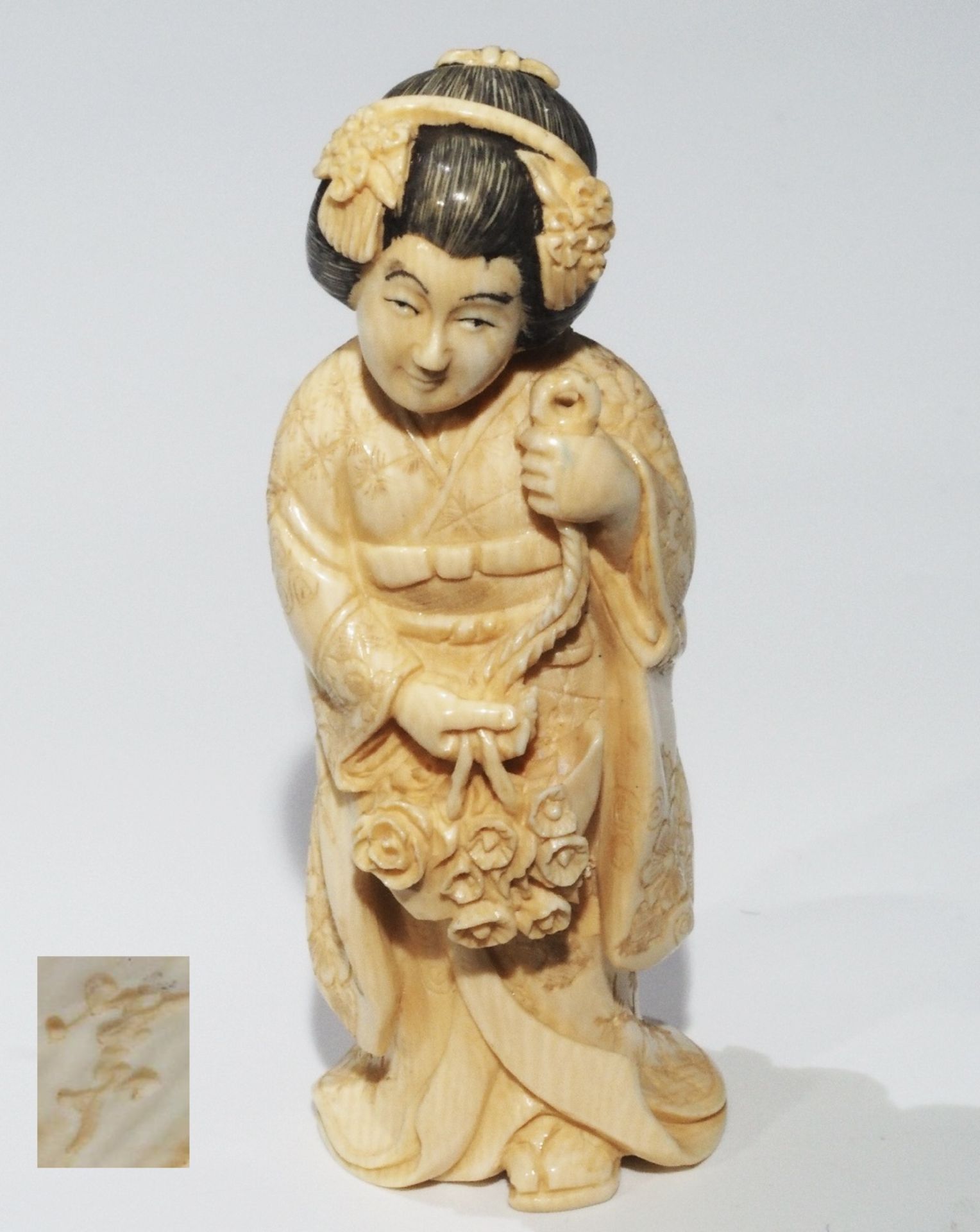 Netsuke, kleine Schnitzfigur Japan. "Frau mit Handtasche im Kimono".