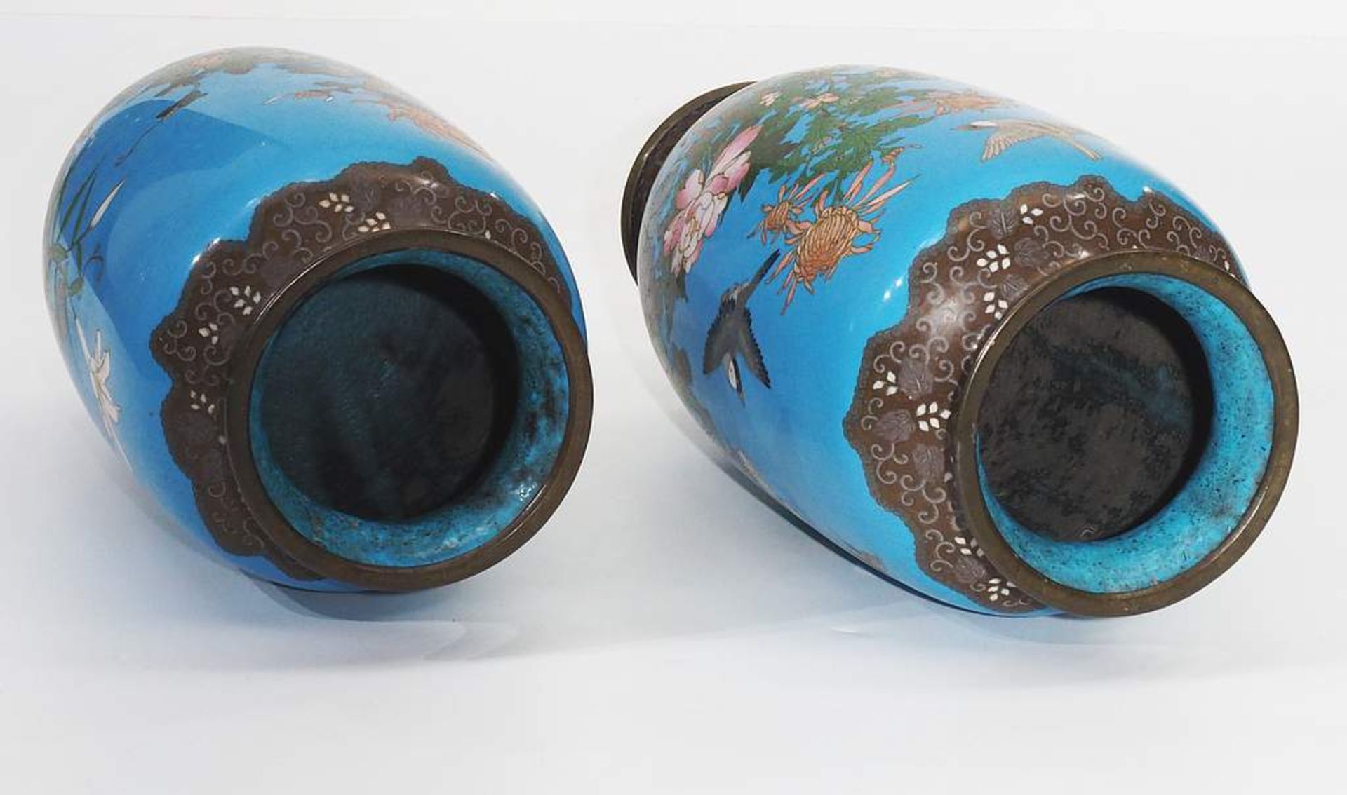 Paar Cloisonne-Emaillle-Vasen mit Phantasienvögeln. Asien/Japan, wohl Meiji-Periode. - Bild 5 aus 6