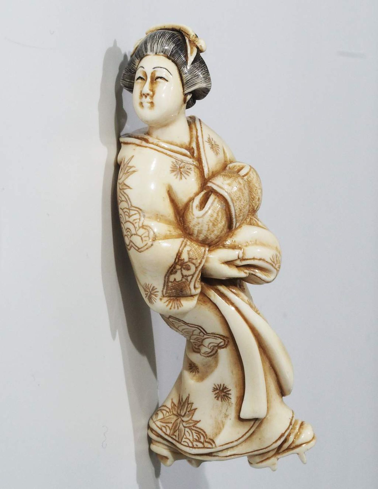 Netsuke, kleine Schnitzfigur Japan. "Geisha". - Bild 3 aus 8