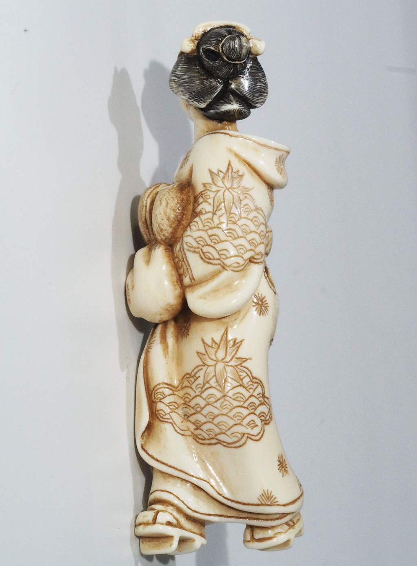 Netsuke, kleine Schnitzfigur Japan. "Geisha". - Bild 6 aus 8