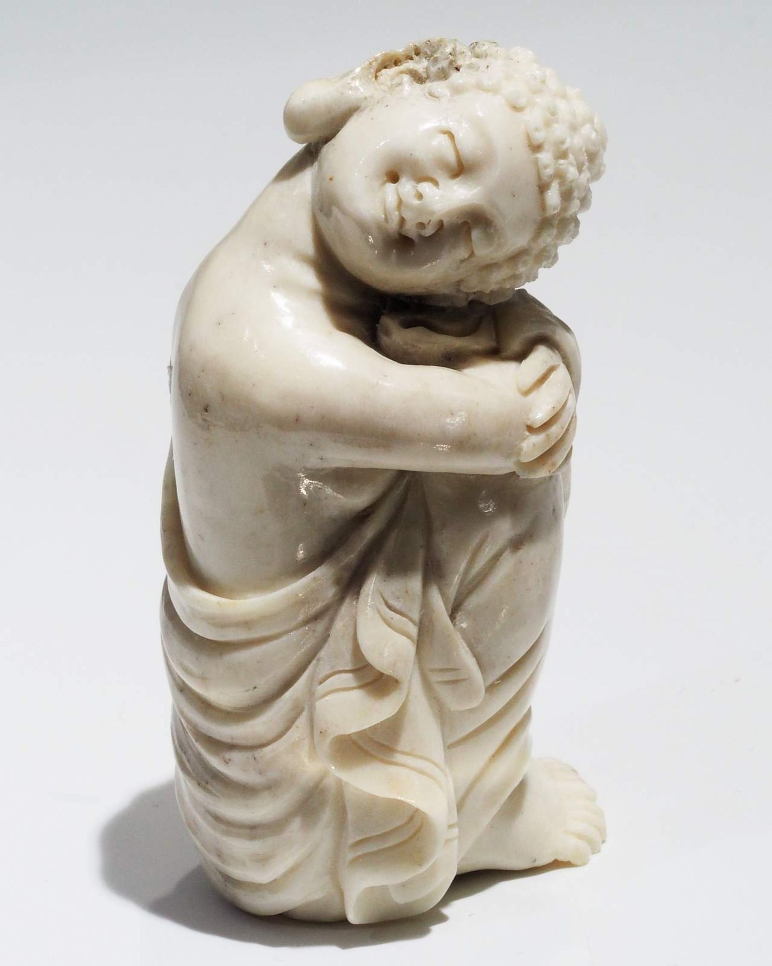 Netsuke, kleine Schnitzfigur Japan. "Fröhlich sitzender Buddha". - Bild 2 aus 8