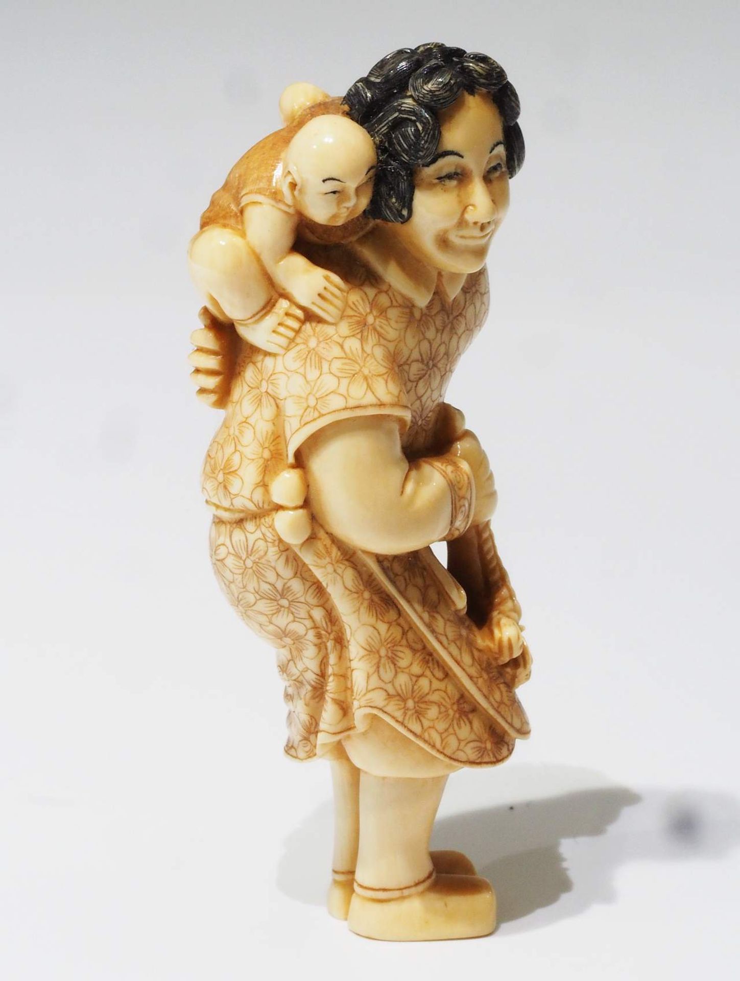Netsuke, kleine Schnitzfigurengruppe, Japan. "Frau mit Posaune und Baby auf dem Rücken". - Bild 2 aus 8