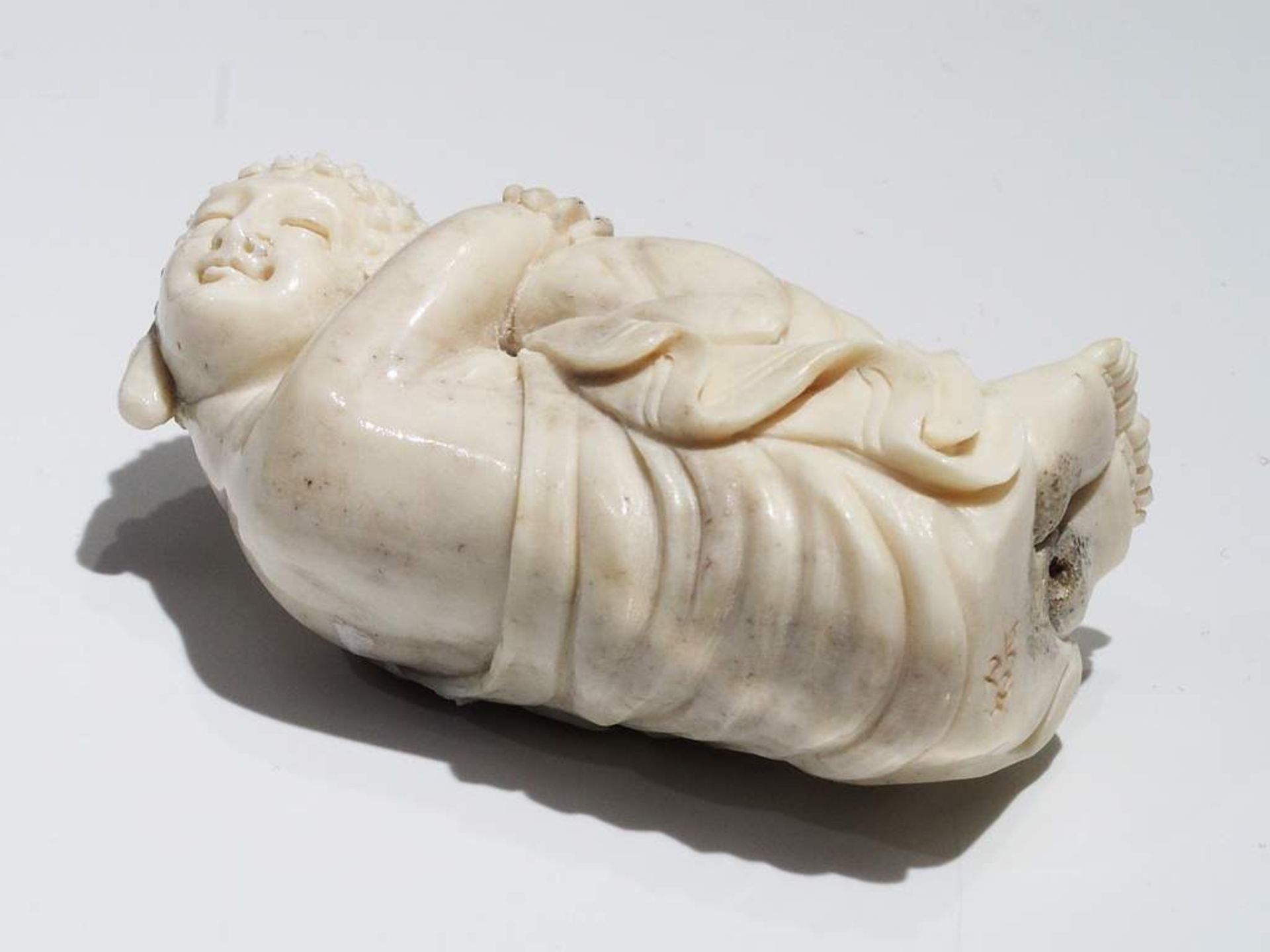 Netsuke, kleine Schnitzfigur Japan. "Fröhlich sitzender Buddha". - Bild 6 aus 8