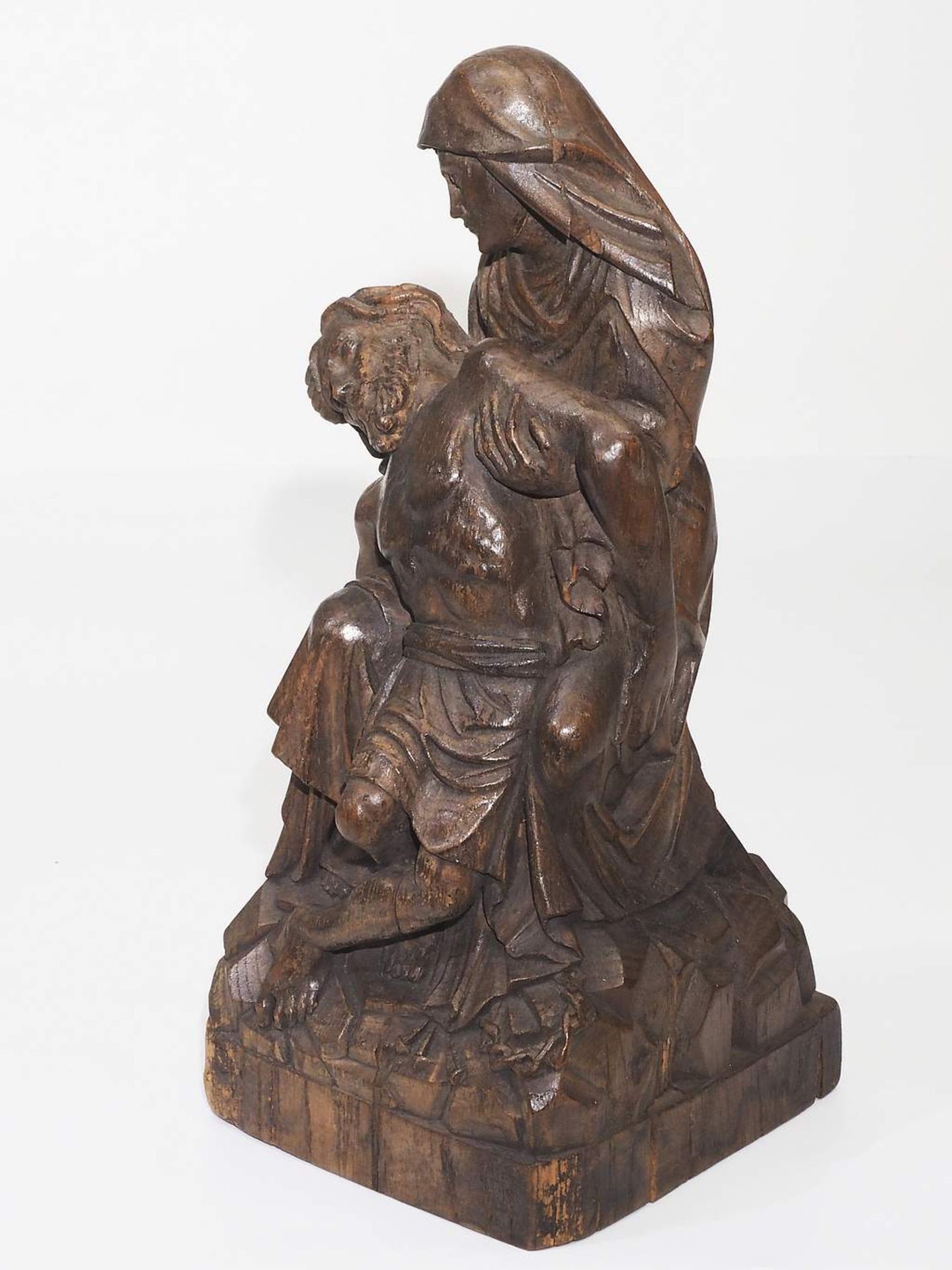 Schnitzfigurengruppe Pieta aus Eichenholz, Niederrheinisch 19. Jahrhundert. - Image 3 of 8