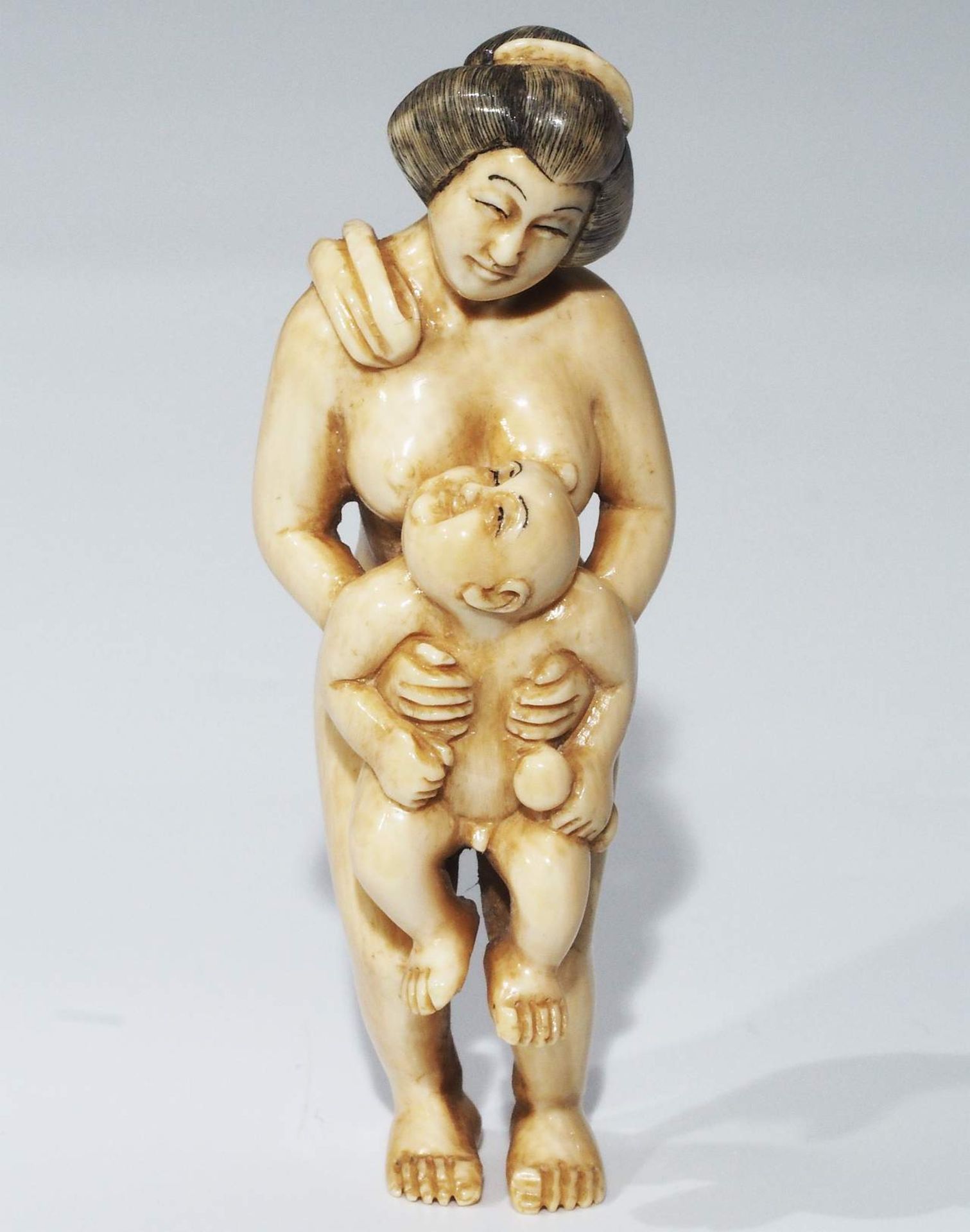Netsuke, kleine Schnitzfigur, Japan. Erotika, Frau mit Kleinkind. - Image 2 of 7