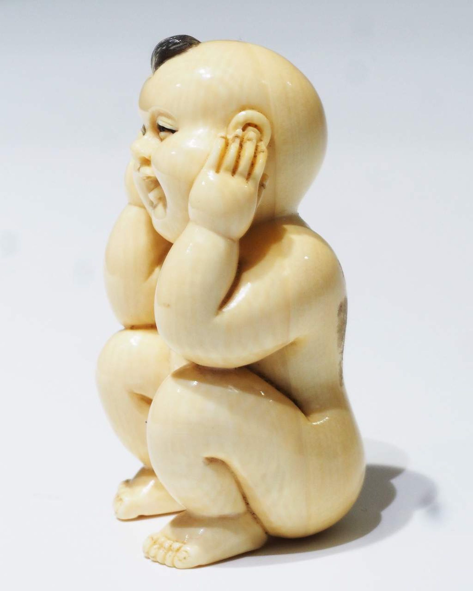 Netsuke, kleine Schnitzfigur Japan. "Kind sich die Ohren zuhaltend". - Bild 3 aus 9