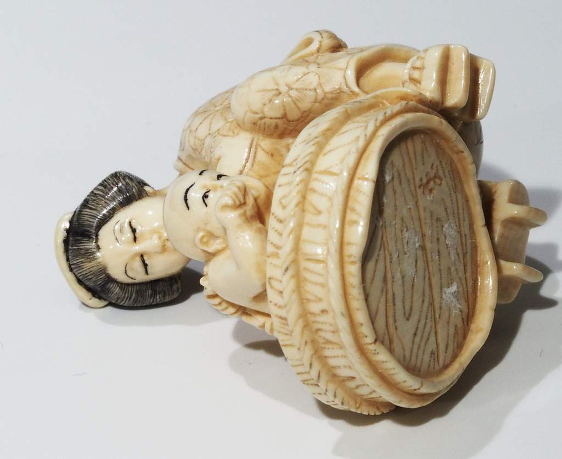 Netsuke, kleine Schnitzfigur Japan. "Mutter mit Kind im Waschzuber". - Bild 6 aus 8