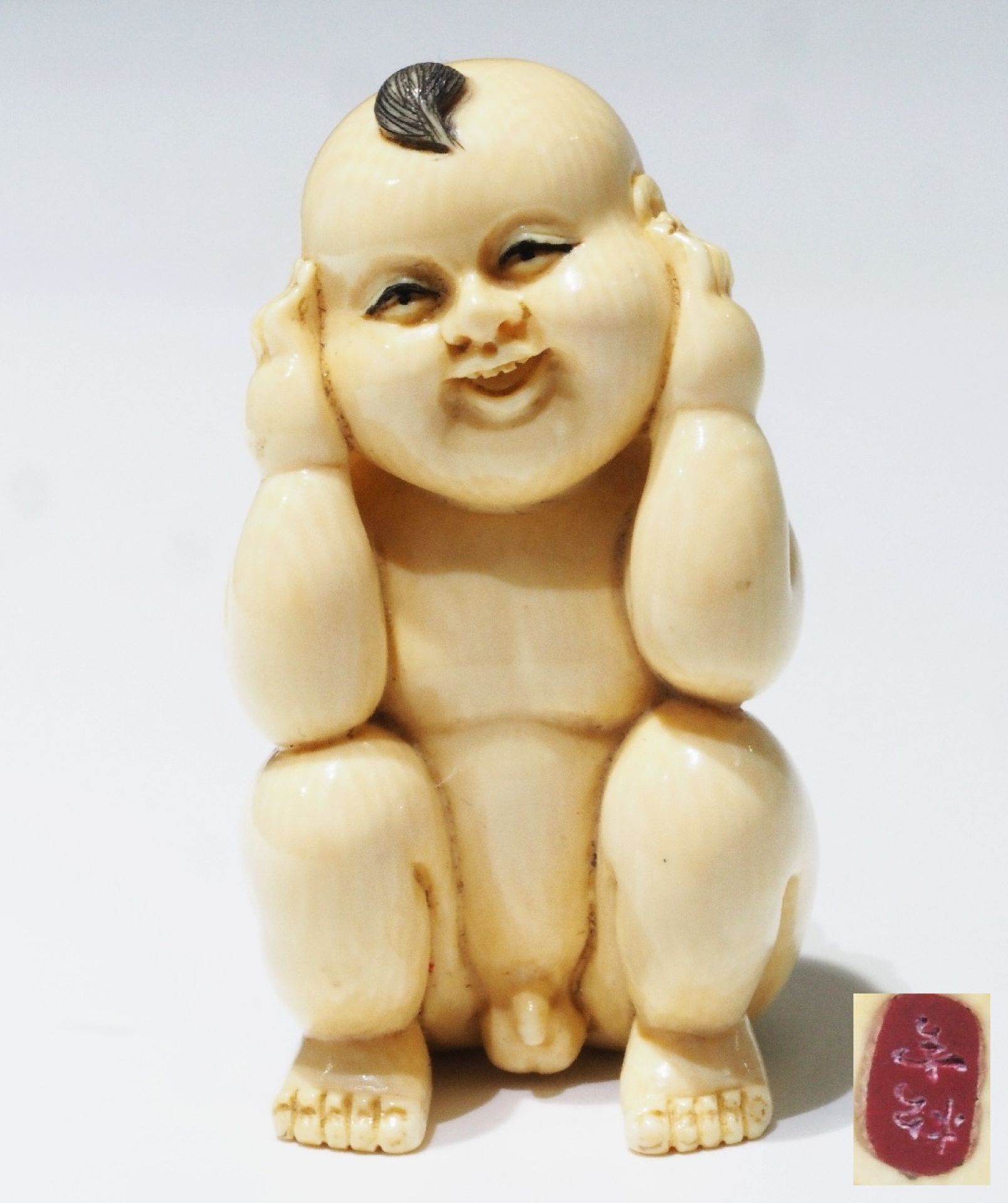 Netsuke, kleine Schnitzfigur Japan. "Kind sich die Ohren zuhaltend".