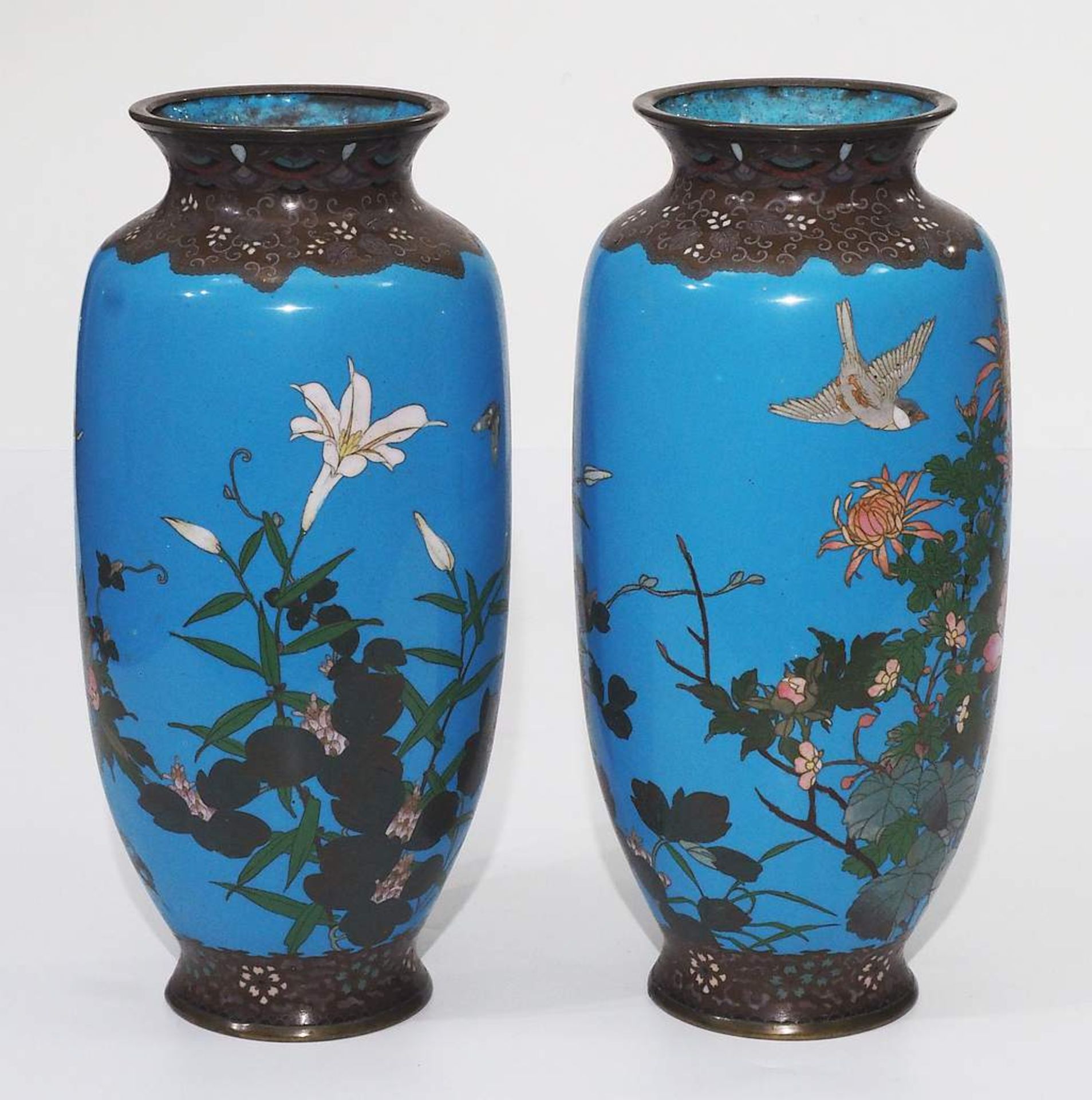 Paar Cloisonne-Emaillle-Vasen mit Phantasienvögeln. Asien/Japan, wohl Meiji-Periode. - Bild 4 aus 6