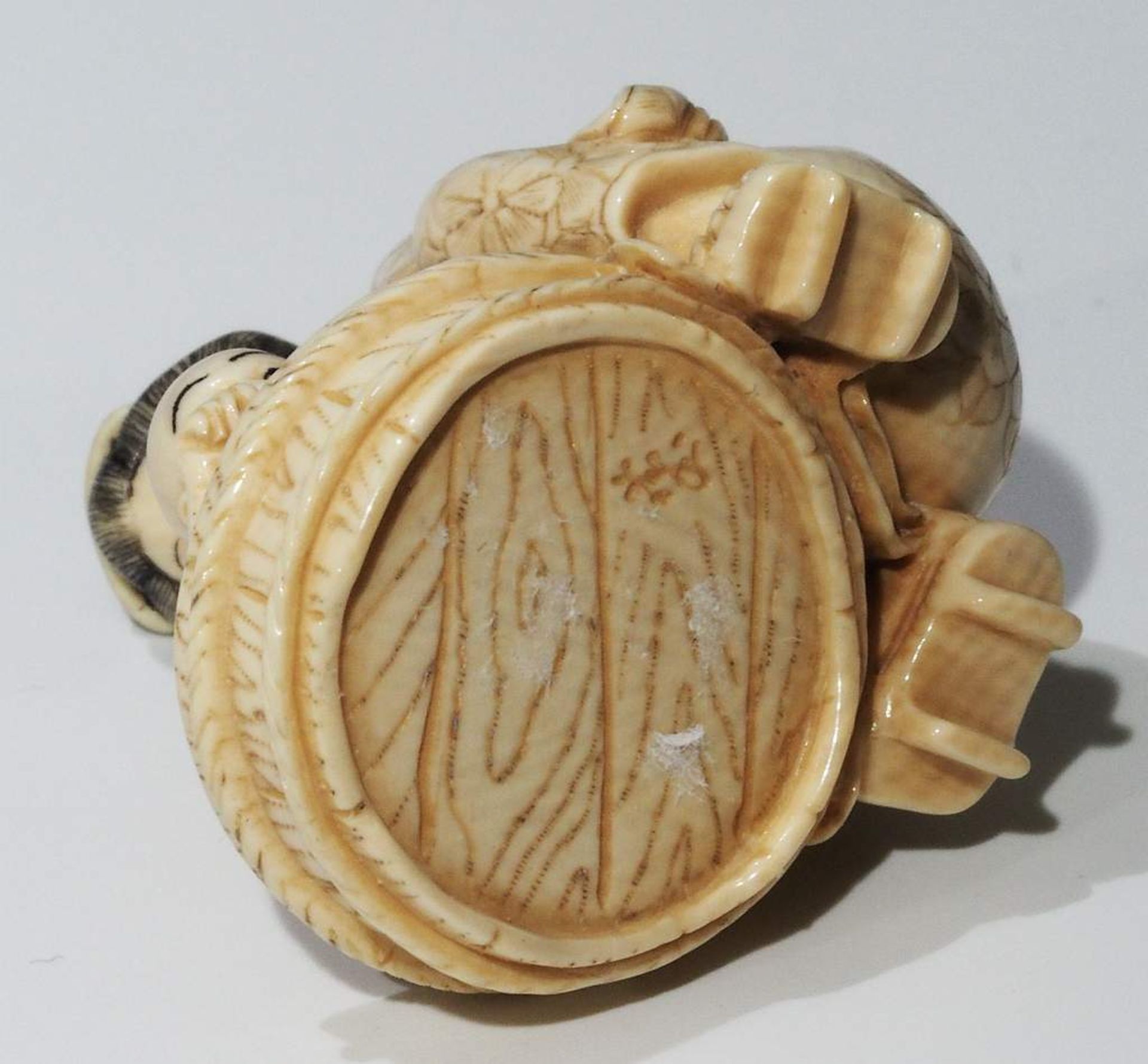 Netsuke, kleine Schnitzfigur Japan. "Mutter mit Kind im Waschzuber". - Bild 7 aus 8