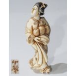 Netsuke, kleine Schnitzfigur Japan. "Geisha".