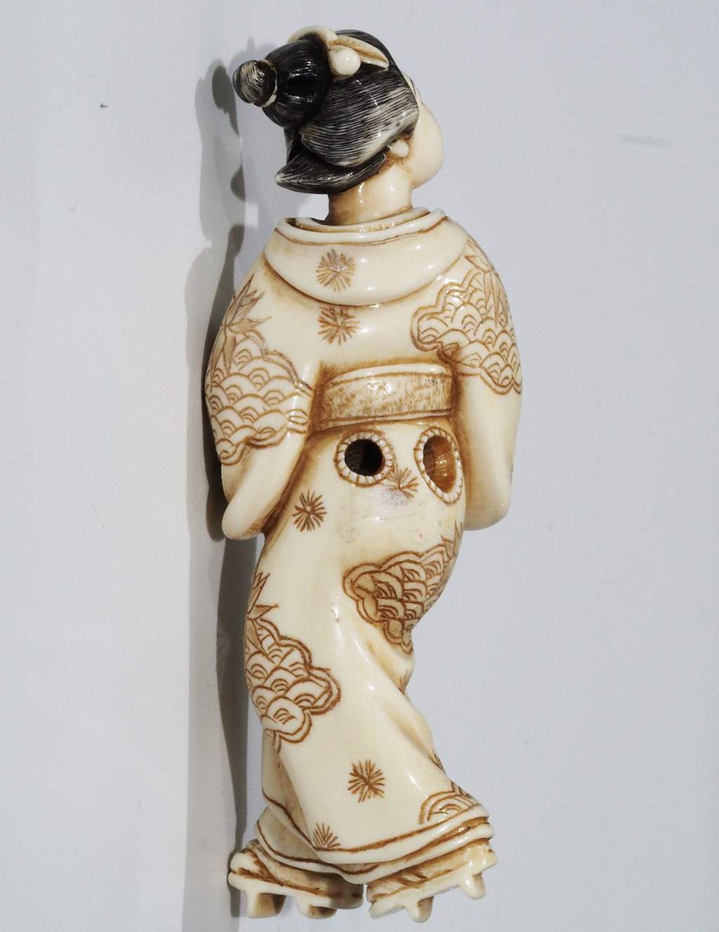 Netsuke, kleine Schnitzfigur Japan. "Geisha". - Bild 5 aus 8