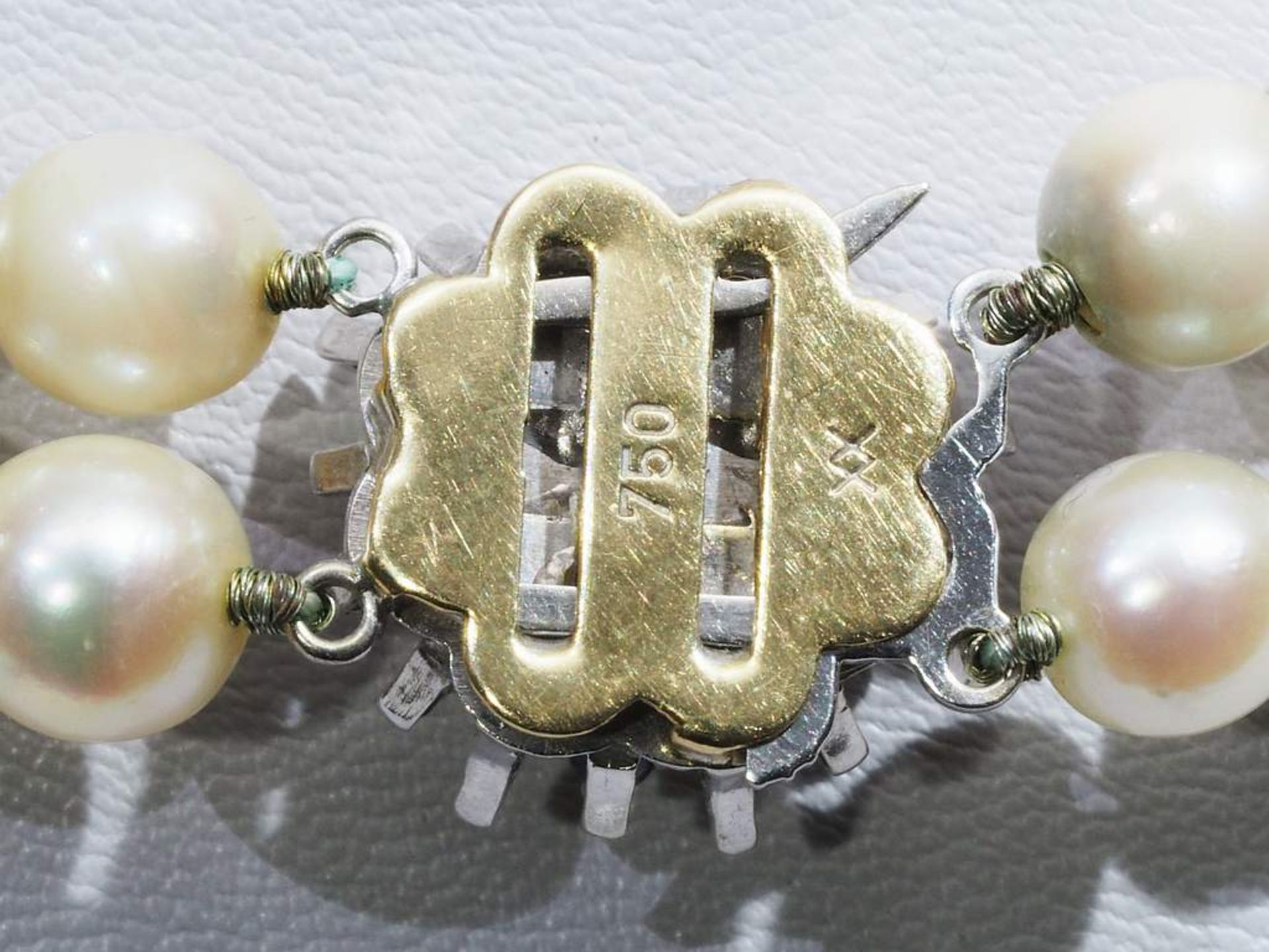 Zweireihige Perlenkette, Schmuckverschluß aus 750iger Gelb- und Weißgold - Bild 4 aus 8