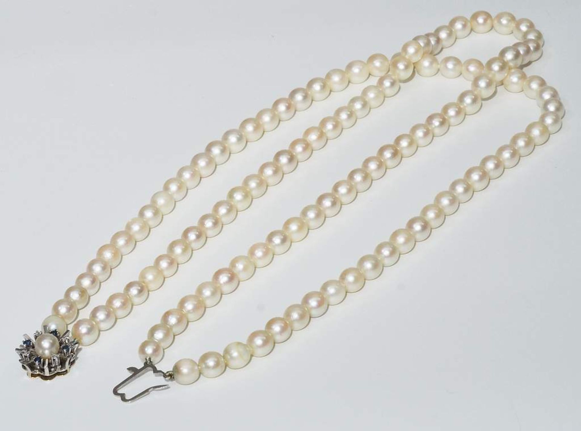 Zweireihige Perlenkette, Schmuckverschluß aus 750iger Gelb- und Weißgold - Bild 7 aus 8