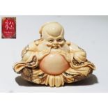 Netsuke, kleine Schnitzfigur Japan. "Sitzender Glücksgott".