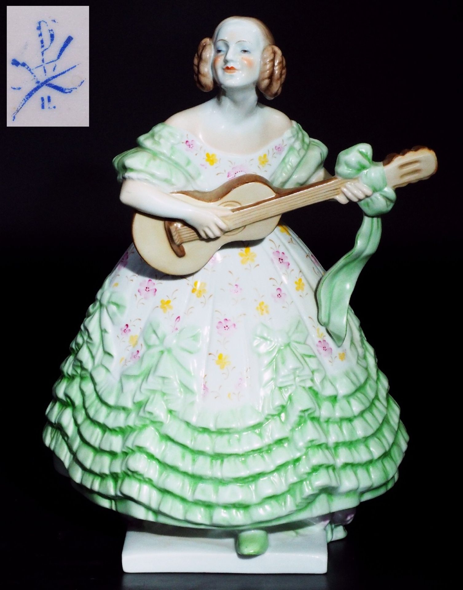 Biedermeier-Dame Mrs. Dery mit Gitarre. HEREND/Ungarn.  