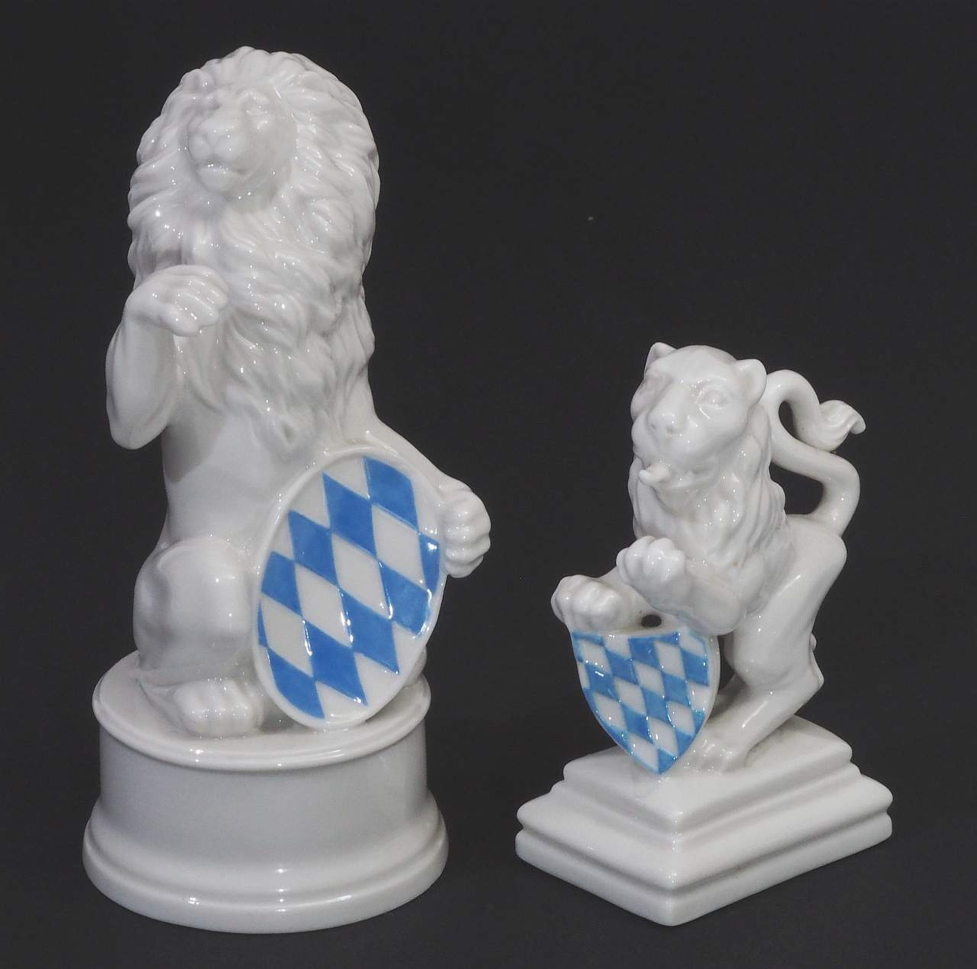 Zwei Löwen mit bayerischem Wappen.  NYMPHENBURG.  - Bild 2 aus 8