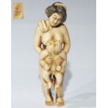 Netsuke, kleine Schnitzfigur, Japan. Erotika, Frau mit Kleinkind.