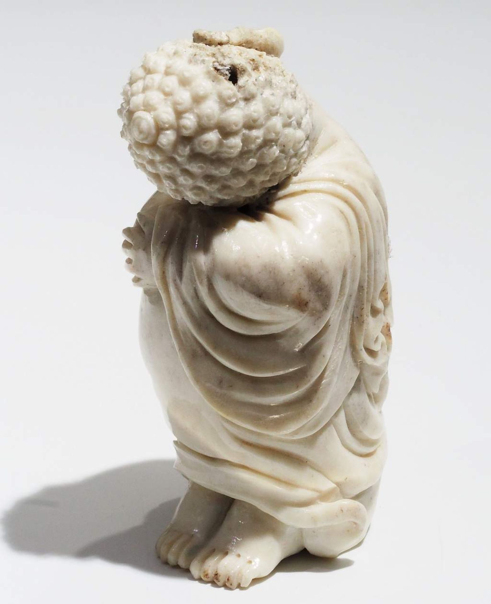 Netsuke, kleine Schnitzfigur Japan. "Fröhlich sitzender Buddha". - Bild 4 aus 8