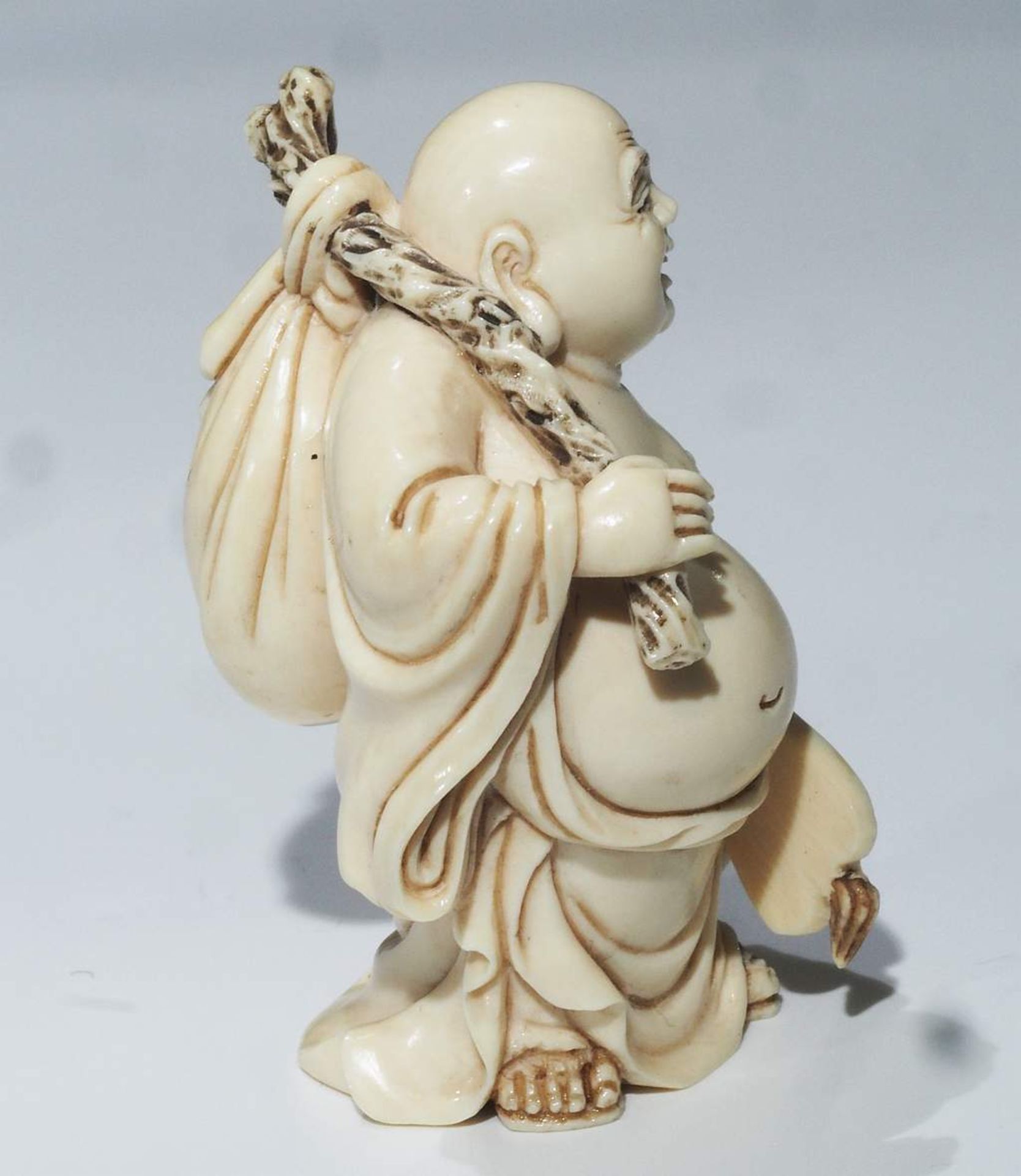 Netsuke, kleine Schnitzfigur, Japan. "Hotai mit Fächer und Geldsack auf dem Rücken tragend". - Bild 3 aus 8