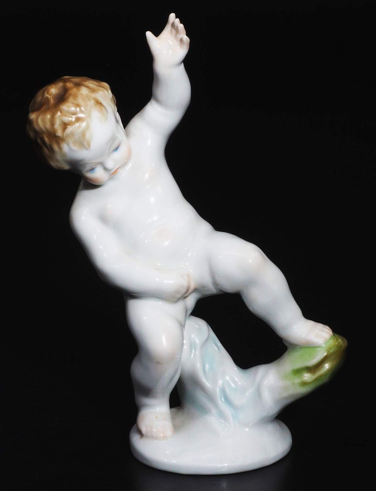 Kinderfigur "Frecher Putto", steht an einem drapiertem Baumstumpf.   HEREND/Ungarn. Modellnummer 525 - Bild 2 aus 7