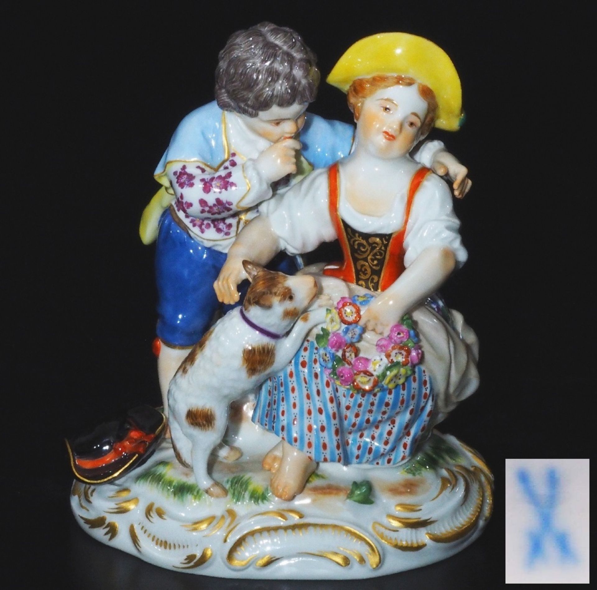 Schäferkinder, mit Hund spielend auf Rocaillesockel.   MEISSEN  1976. 