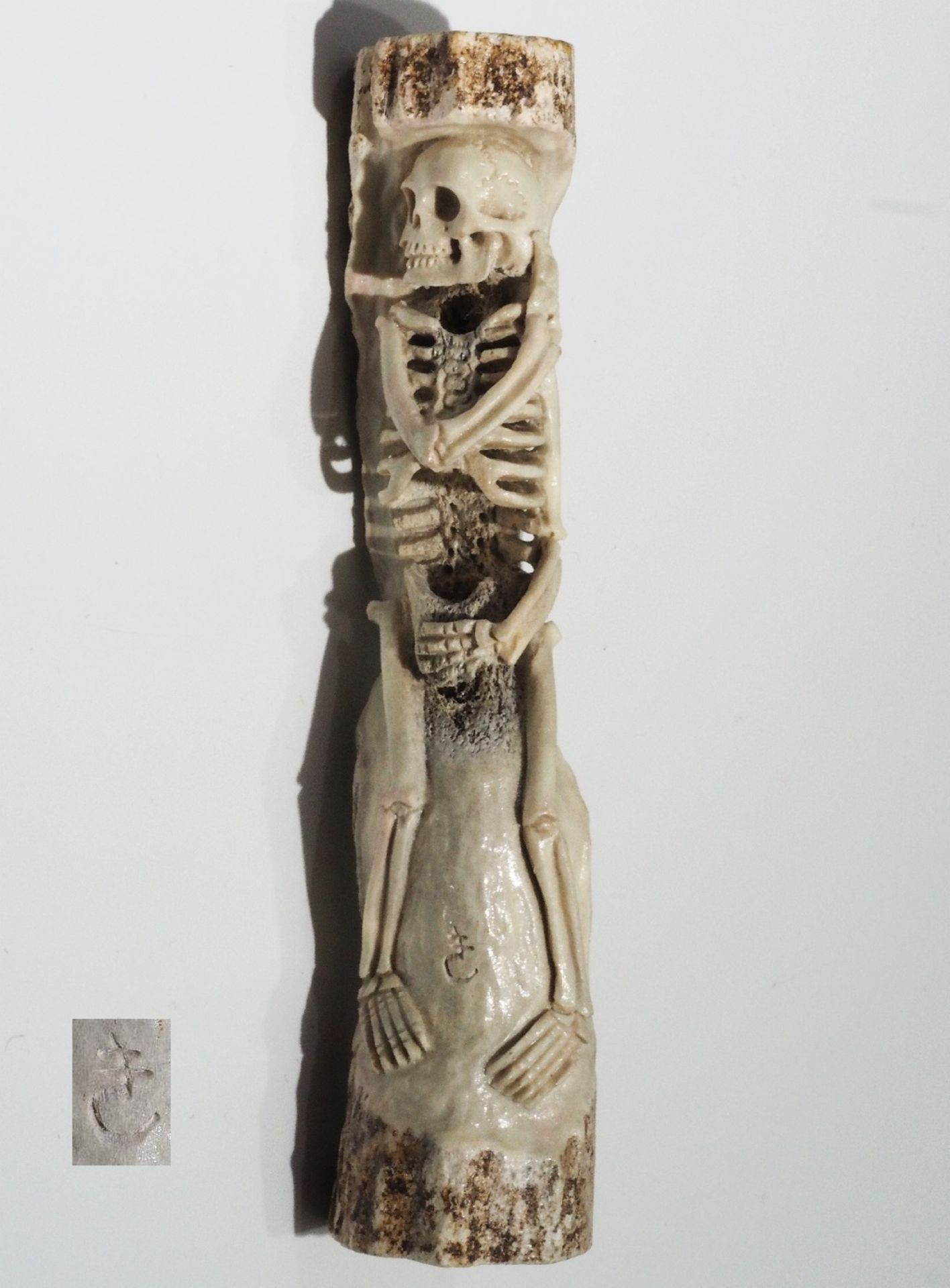 Skelett im Ganzen, Hirschhorn, geschnitzt. 
