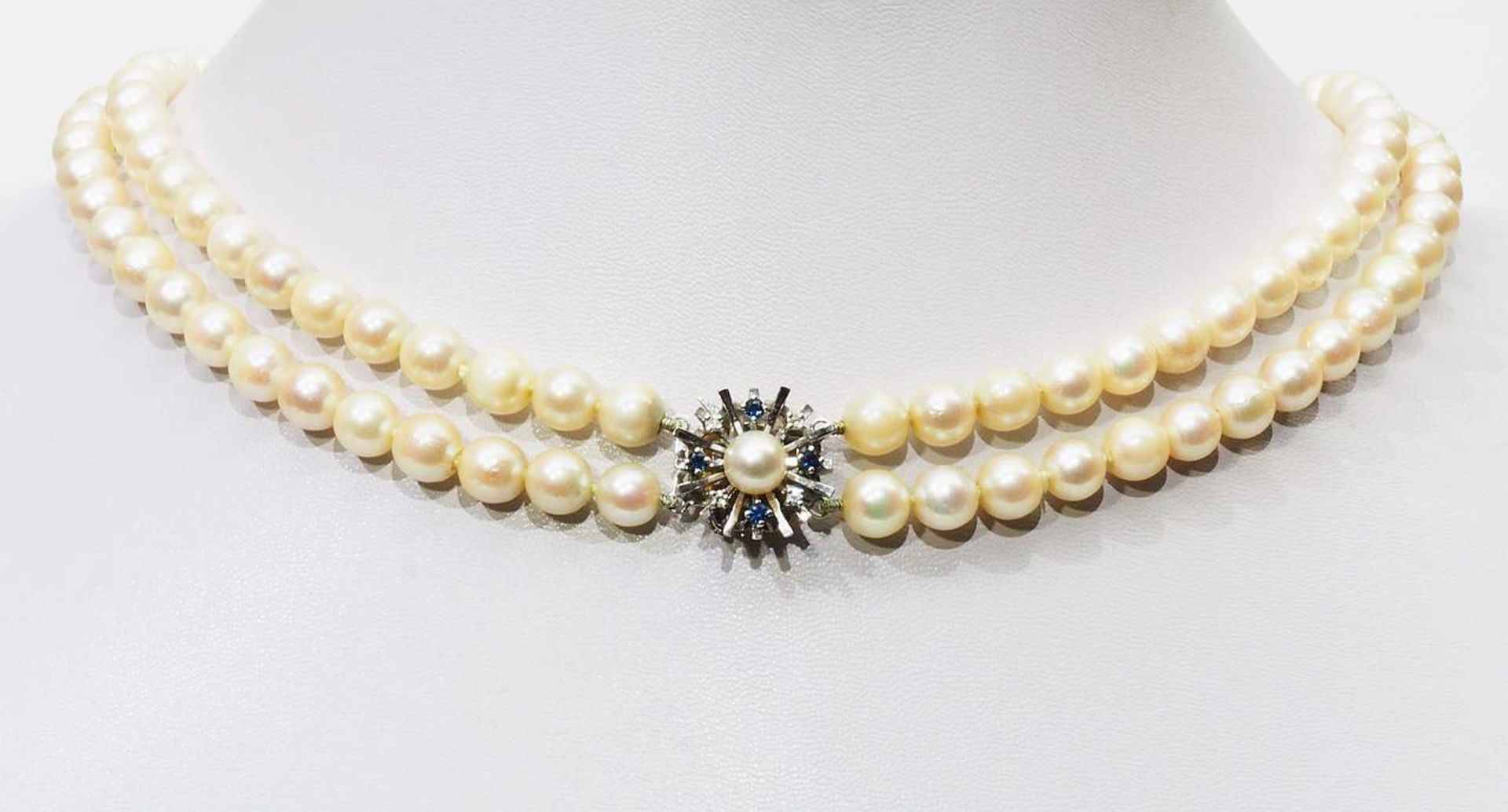Zweireihige Perlenkette, Schmuckverschluß aus 750iger Gelb- und Weißgold - Bild 2 aus 8