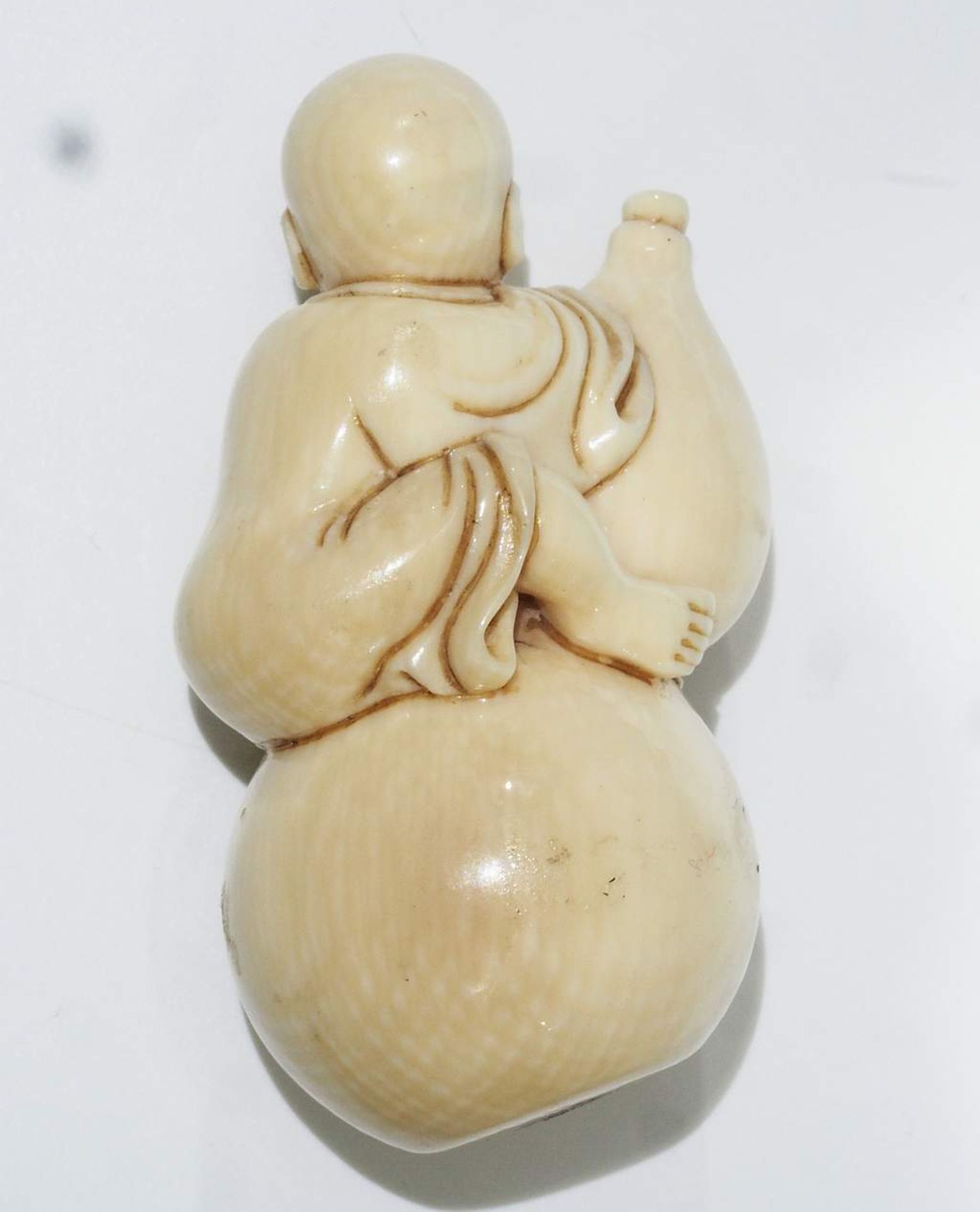 Netsuke, kleine Schnitzfigur, Japan. "Kind mit Kürbisflasche". - Bild 3 aus 8