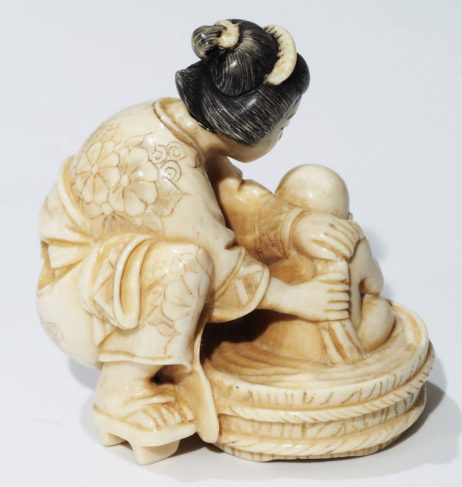 Netsuke, kleine Schnitzfigur Japan. "Mutter mit Kind im Waschzuber". - Bild 5 aus 8