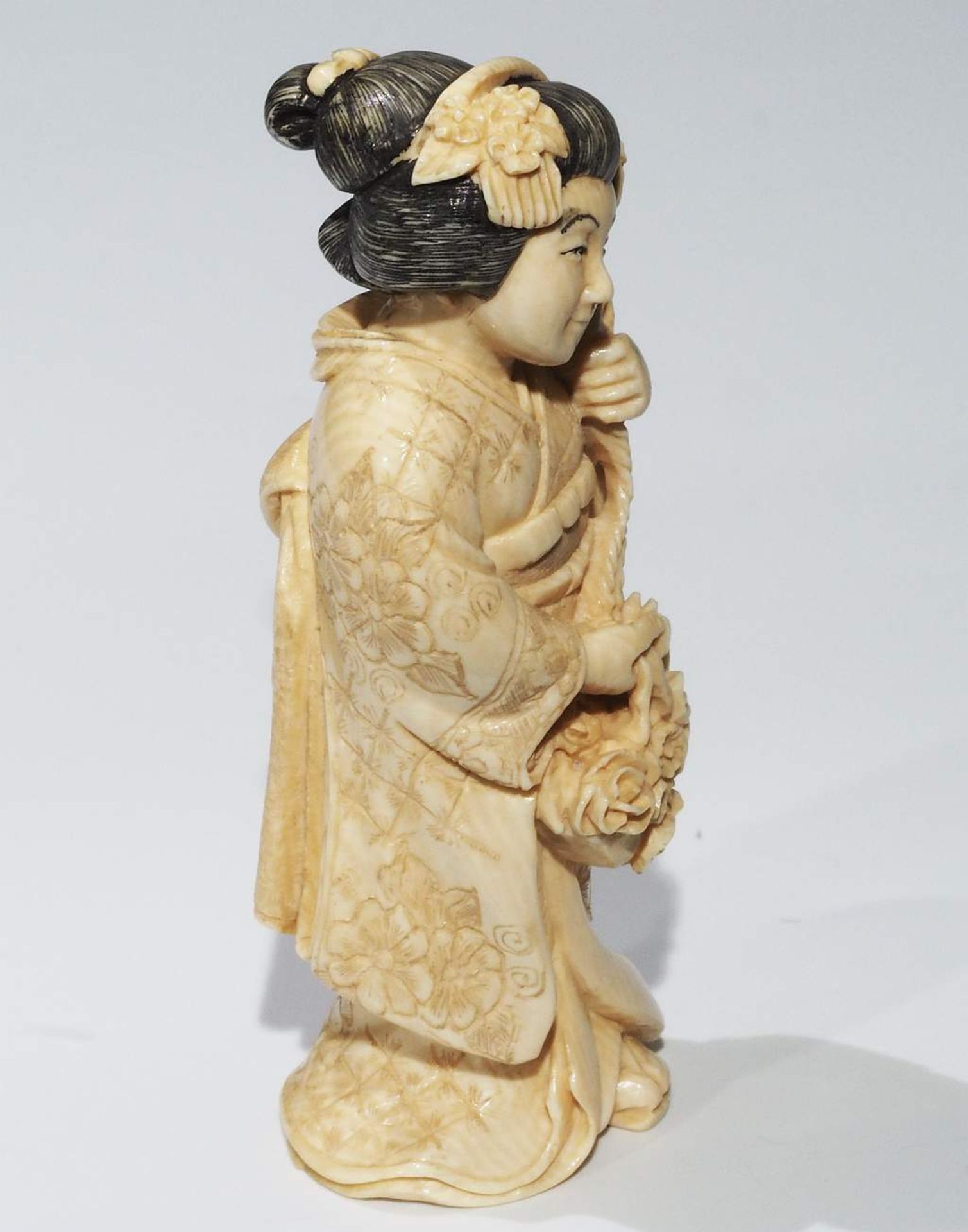 Netsuke, kleine Schnitzfigur Japan. "Frau mit Handtasche im Kimono". - Bild 3 aus 7