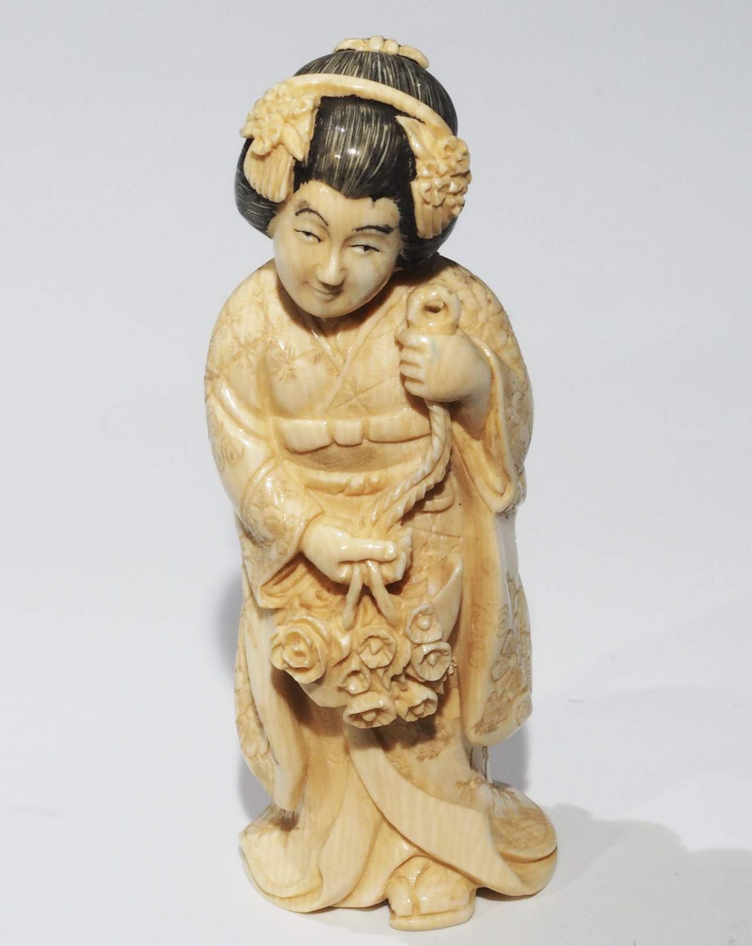 Netsuke, kleine Schnitzfigur Japan. "Frau mit Handtasche im Kimono". - Image 2 of 7